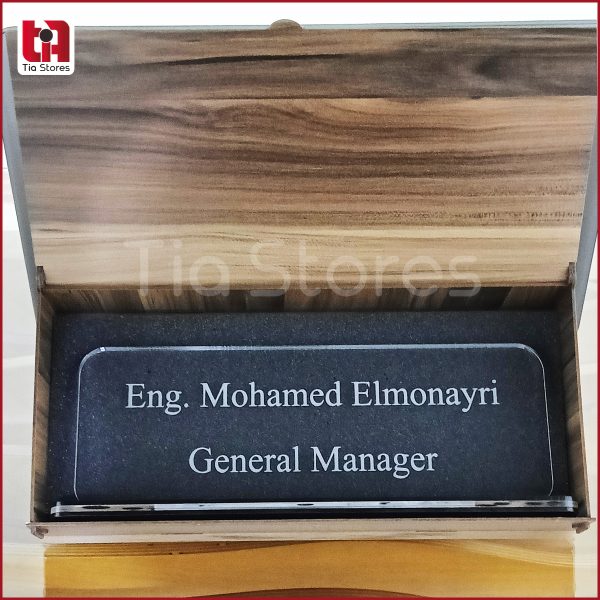 ⁦يافطة اكريليك اسم للمكتب / Desk stand 1⁩ - الصورة ⁦2⁩